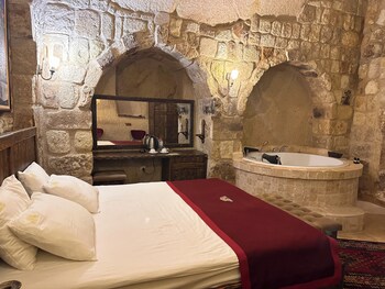 under cave hotel