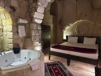under cave hotel
