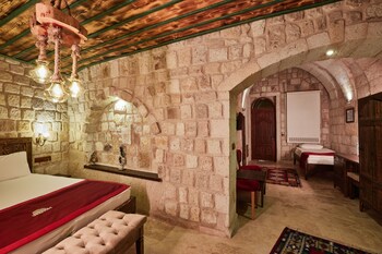 under cave hotel