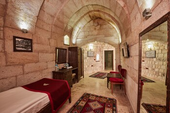 under cave hotel