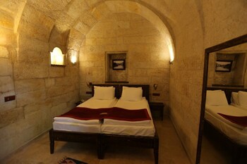 under cave hotel