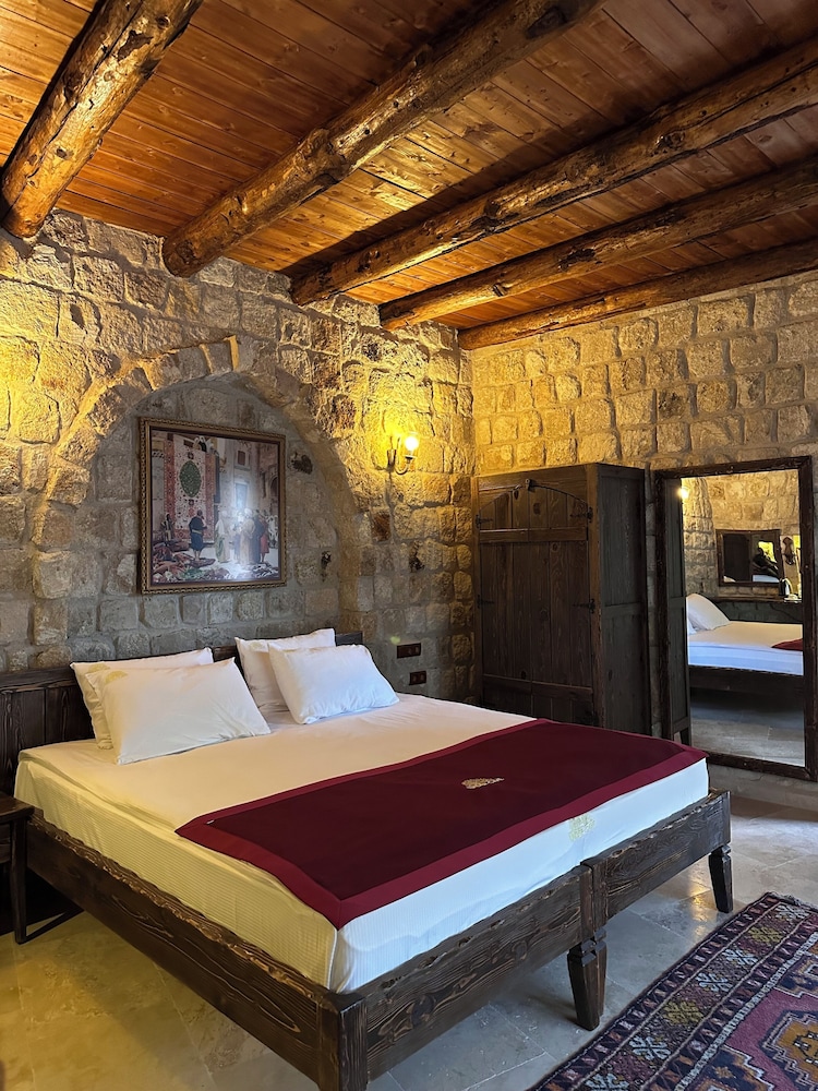 under cave hotel