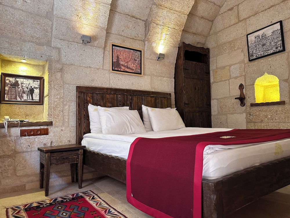 under cave hotel