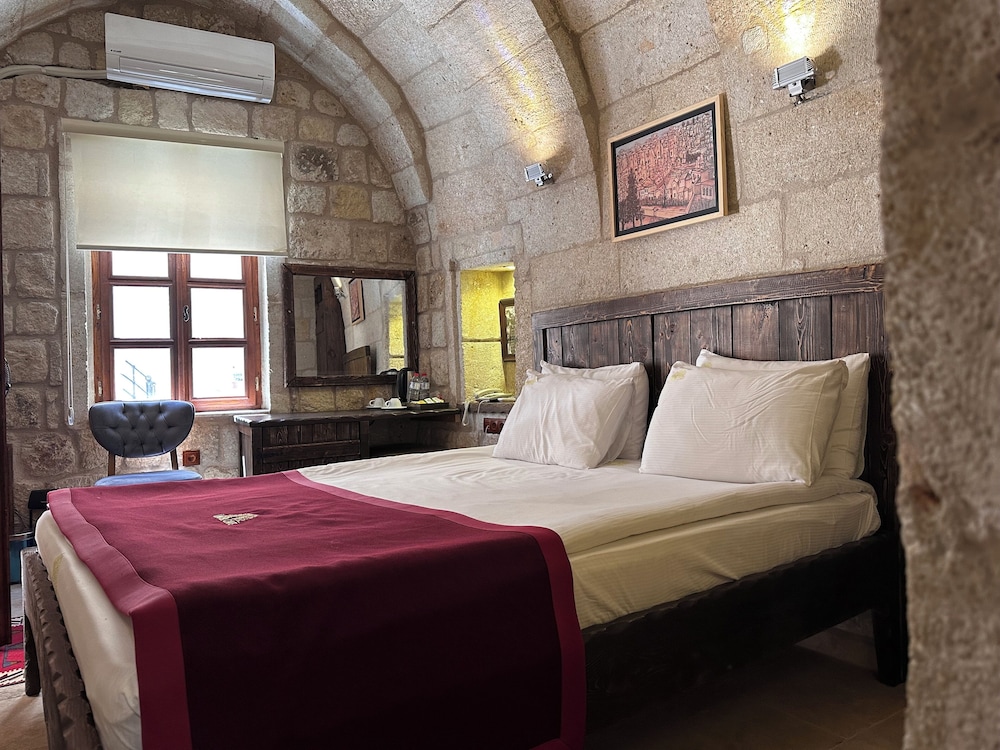 under cave hotel
