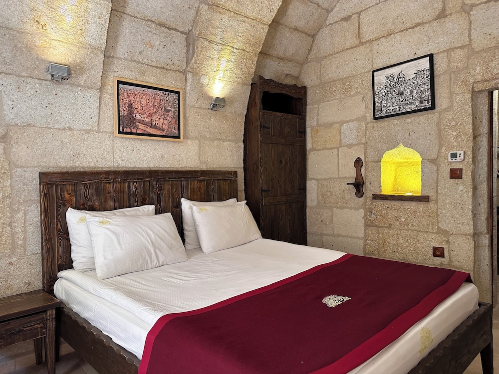 under cave hotel