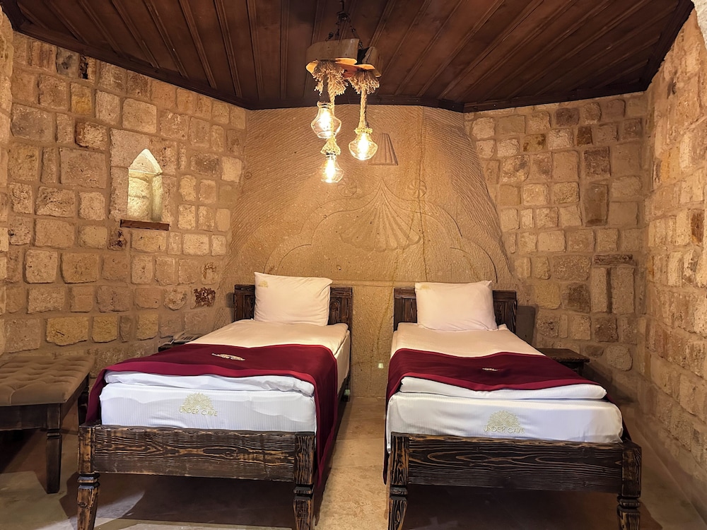 under cave hotel