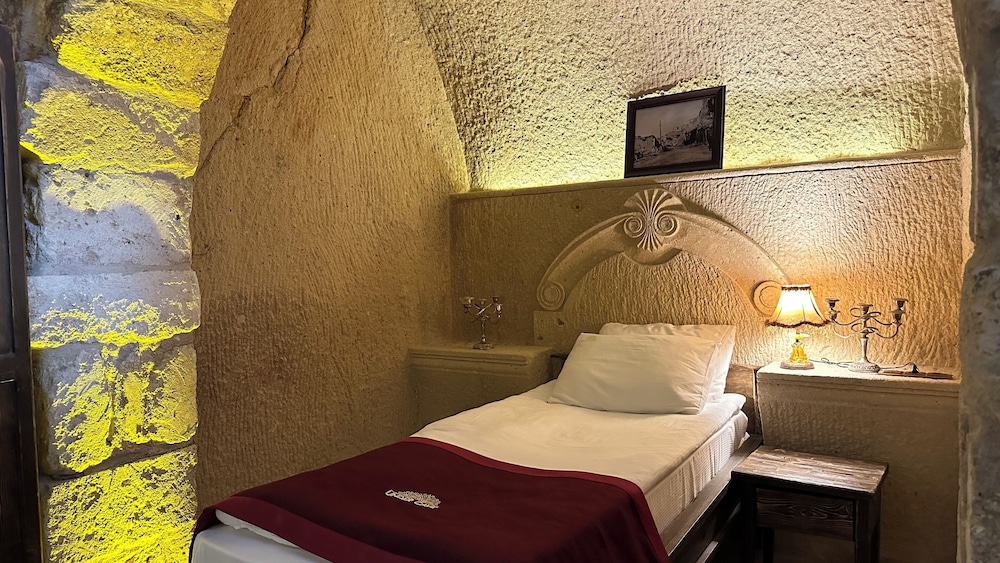 under cave hotel