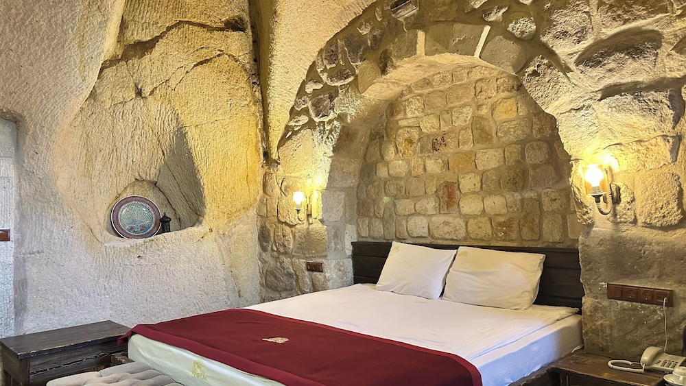 under cave hotel