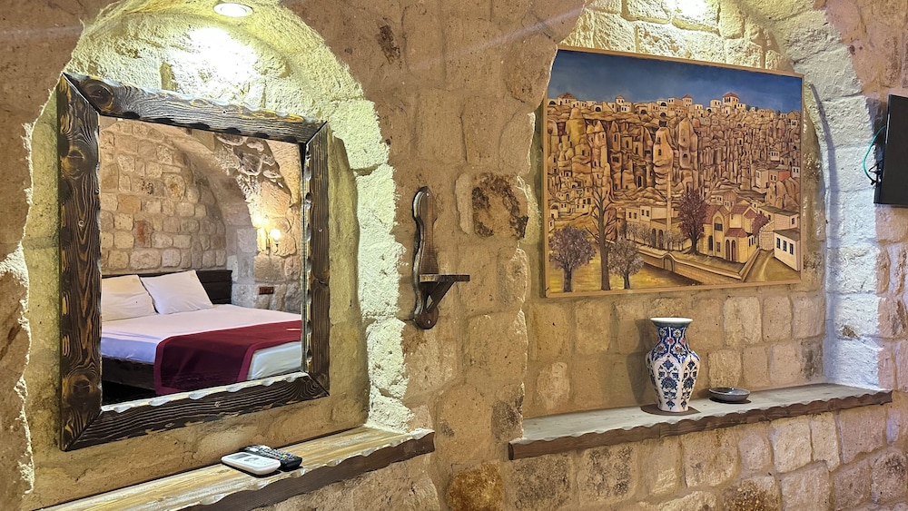 under cave hotel