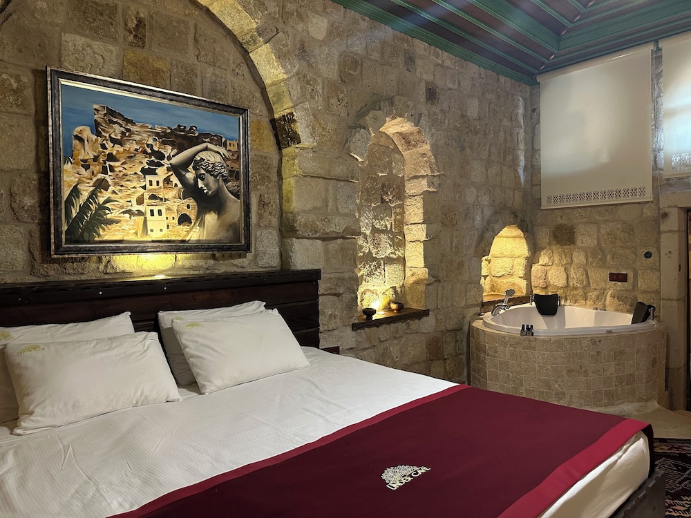 under cave hotel