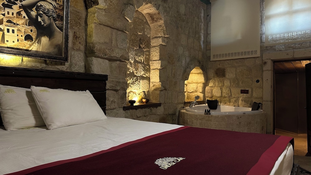 under cave hotel