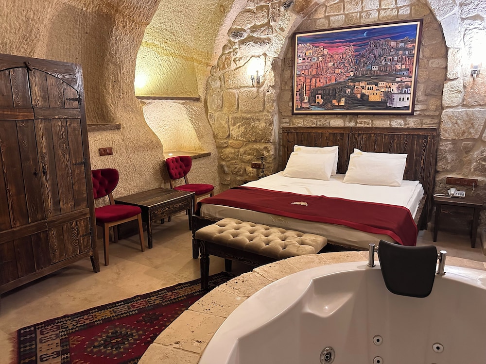 under cave hotel
