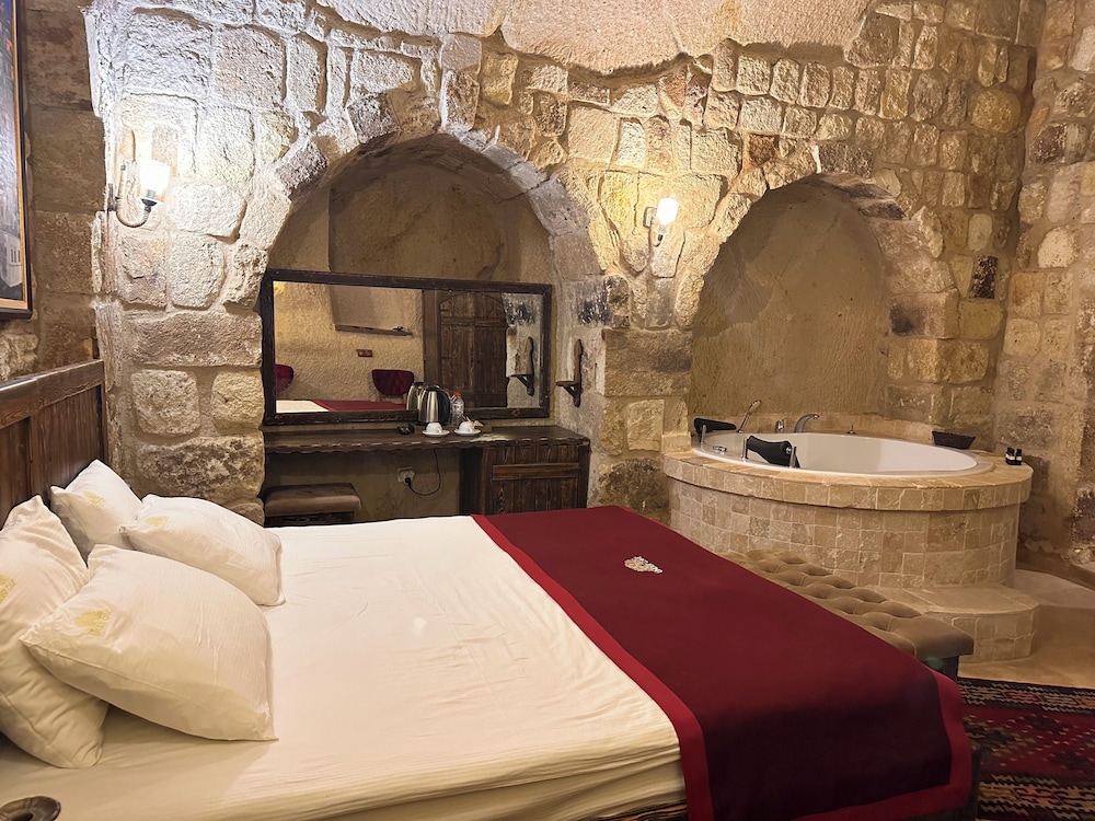 under cave hotel