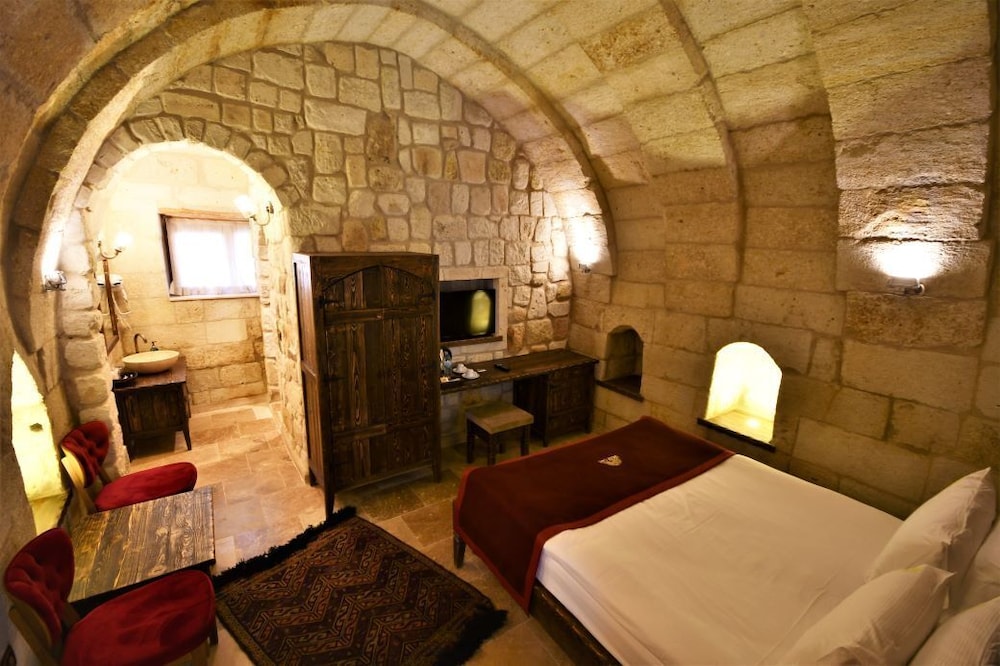 under cave hotel