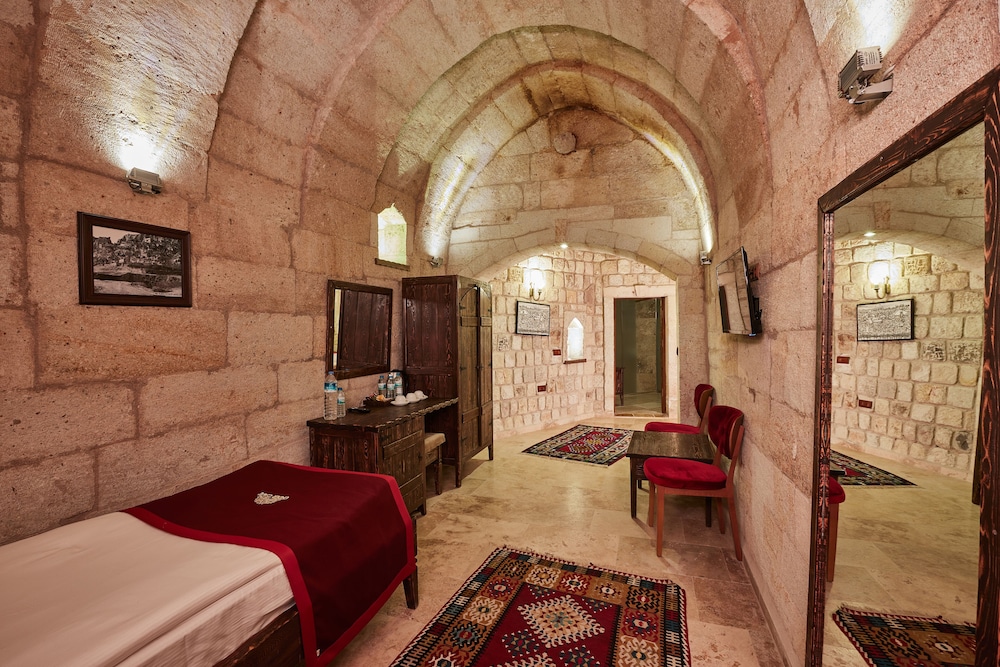 under cave hotel