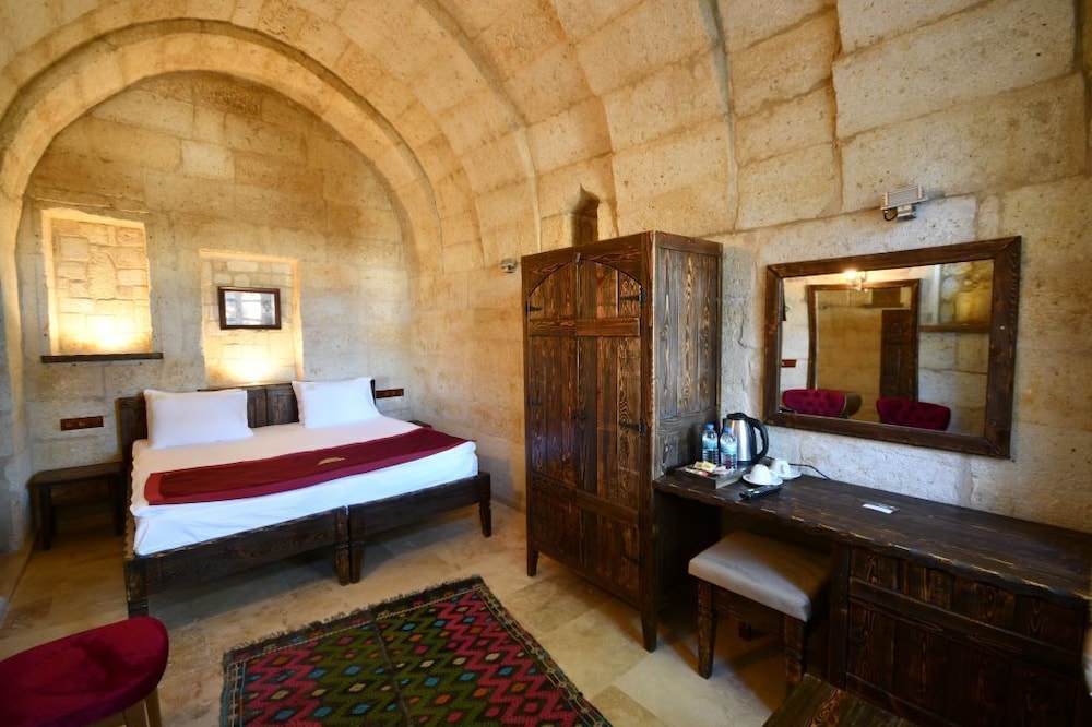 under cave hotel