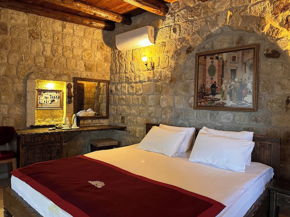under cave hotel