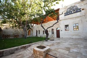 under cave hotel