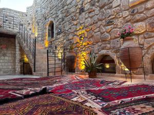 under cave hotel