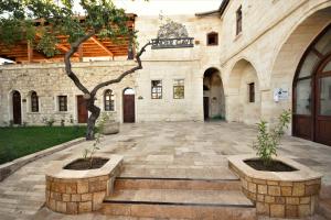 under cave hotel