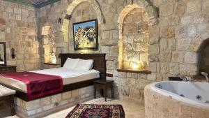 under cave hotel