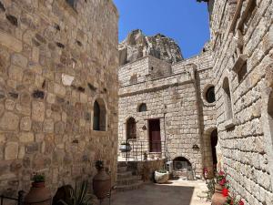 under cave hotel