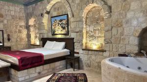 under cave hotel
