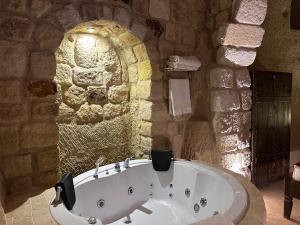 under cave hotel