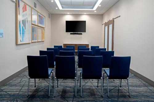 holiday inn express and suites hollister an ihg hotel