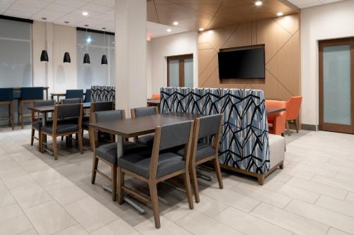 holiday inn express and suites hollister an ihg hotel