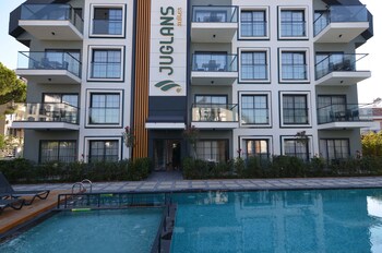 juglans suites