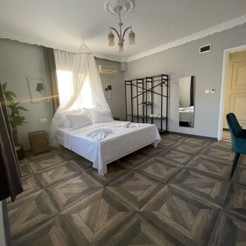 zeren alacati butik otel
