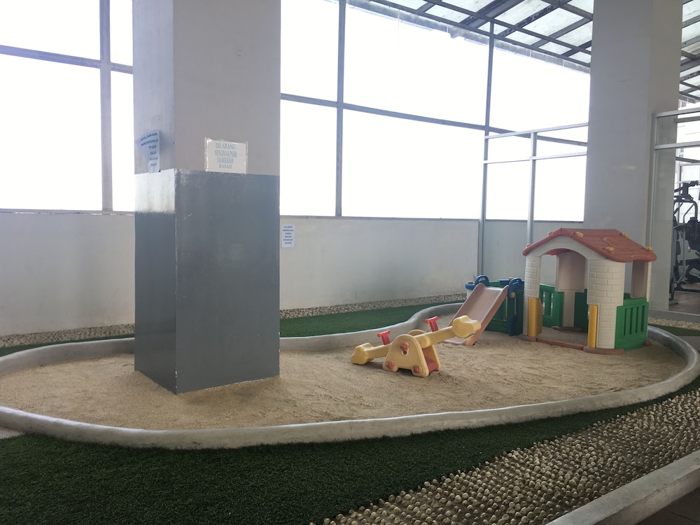 well apointed 1br apartment at easton park residence jatinangor