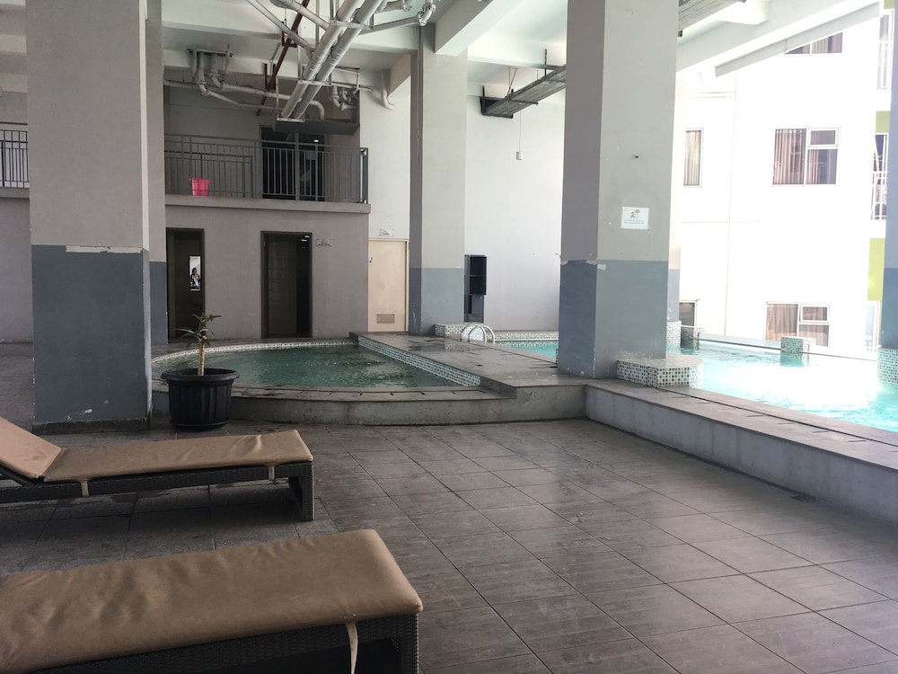 well apointed 1br apartment at easton park residence jatinangor