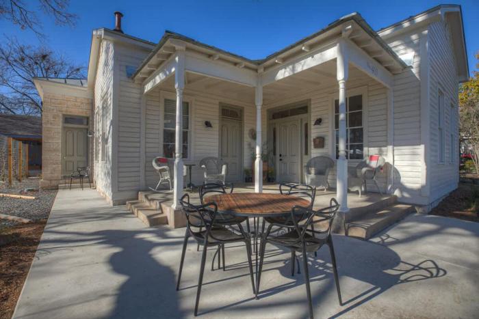 new luxurious home 1blk to main w firepit