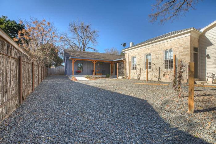 new luxurious home 1blk to main w firepit