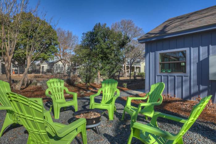 new luxurious home 1blk to main w firepit