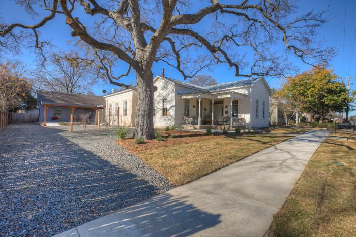 new luxurious home 1blk to main w firepit