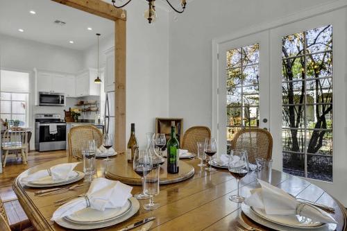 new luxurious home 1blk to main w firepit