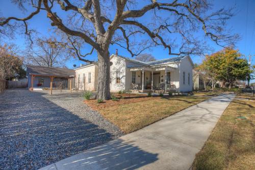 new luxurious home 1blk to main w firepit