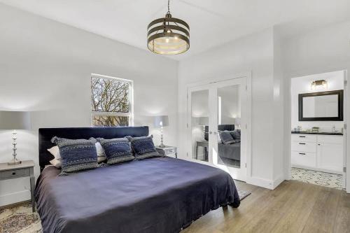 new luxurious home 1blk to main w firepit