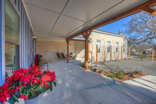 new luxurious home 1blk to main w firepit
