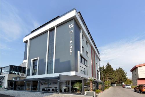 mills hotel