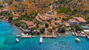 almond bungalow hotel