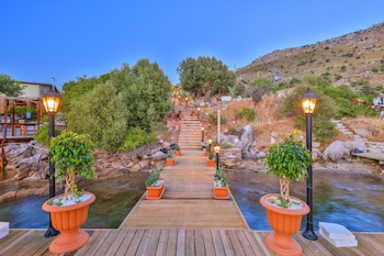 almond bungalow hotel