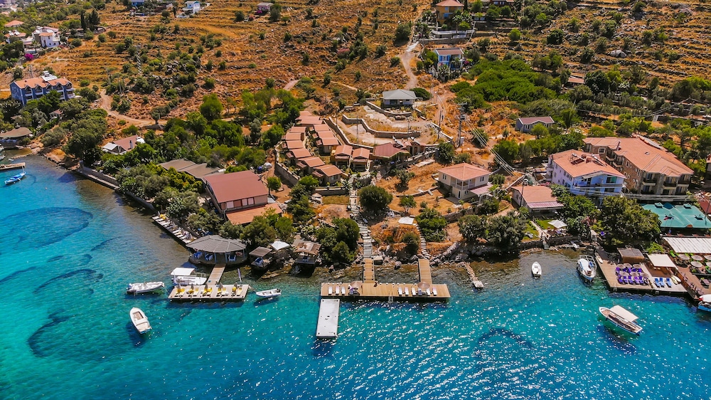almond bungalow hotel