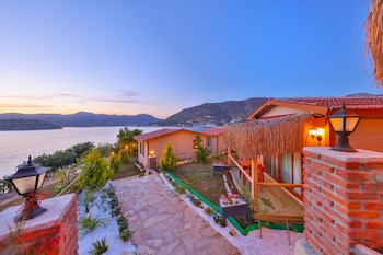 almond bungalow hotel