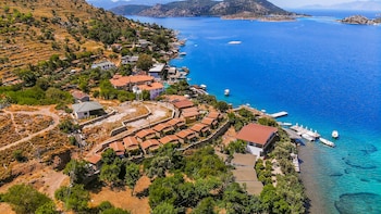 almond bungalow hotel