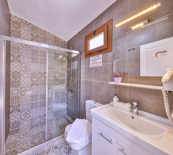 almond bungalow hotel