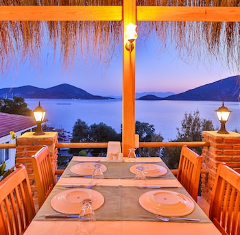almond bungalow hotel